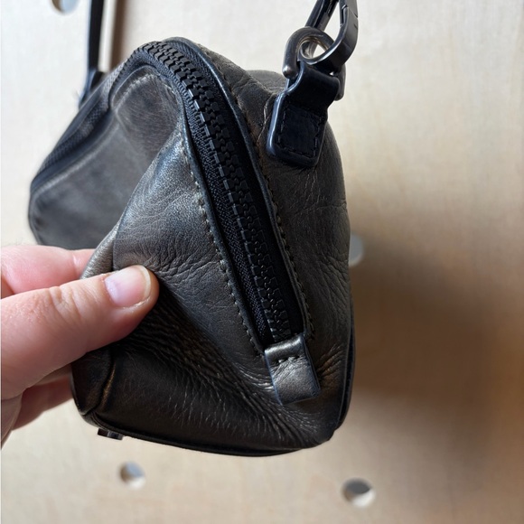 ECCO Women’s Adjustable Pebbled Leather Crossbody Bag in Pewter - Picture 4 of 12